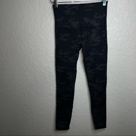 BNWOT SPANXCamo Printed Leggings - Picture 8 of 8
